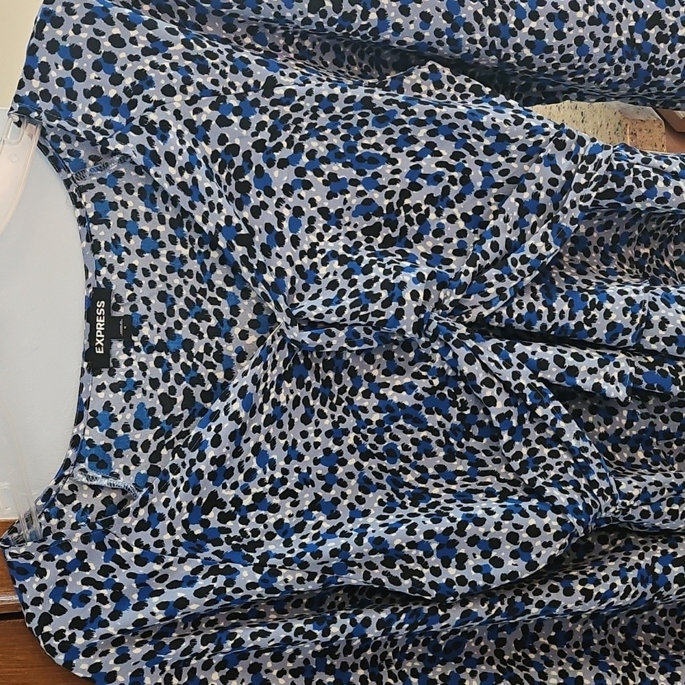 NWOT Express Print Cross-front Ruffle Blouse - Picture 2 of 11